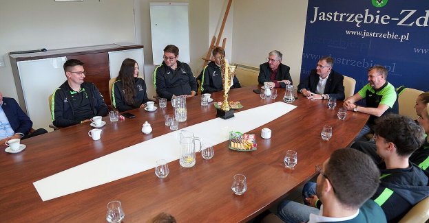 Zawodnicy i sztab UKS Pionier Jastrzębie-Zdrój spotkali się 25 września 2026 roku w Urzędzie Miasta Jastrzębie-Zdrój z prezydentem Michałem Urgołem i II Zastępcą Prezydenta Andrzejem Matusiakiem. Drużyna zdobyła wicemistrzostwo I Ligi Seniorów, co zapewniło jej awans do Ekstraligi.
